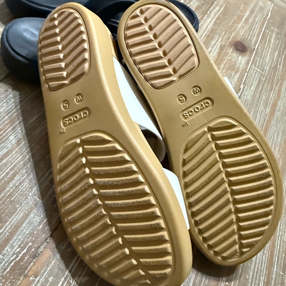 CROCS White and Tan Sandals size 6 - Picture 3 of 3